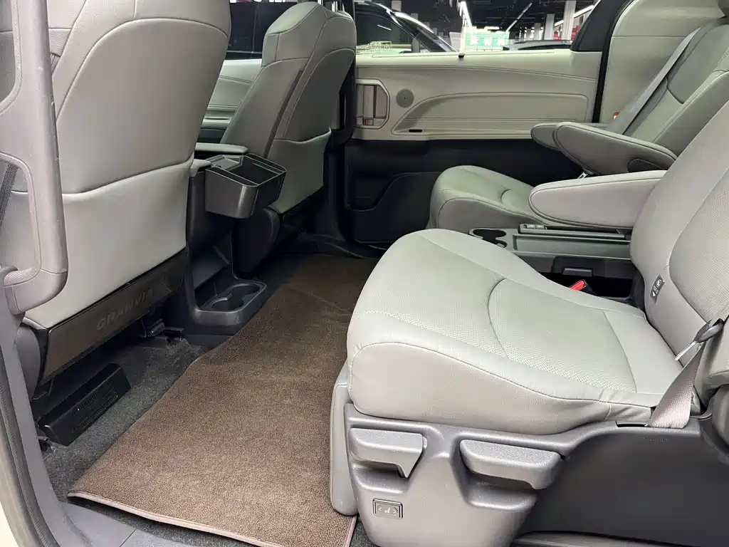 Toyota Granvia — миниатюра 15
