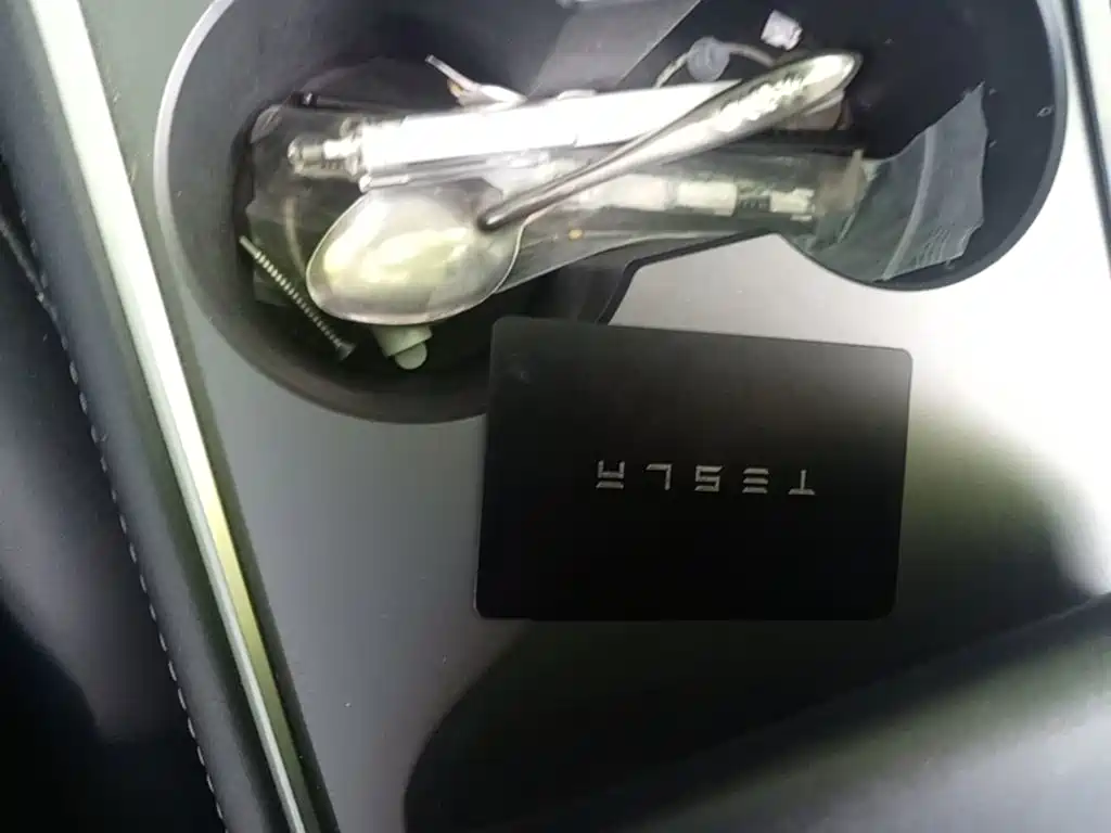 Tesla Model Y — миниатюра 9