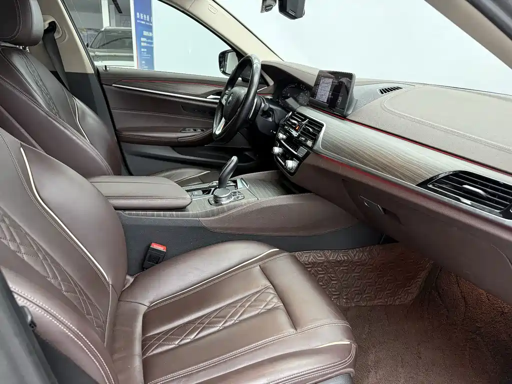 BMW 5 Series — миниатюра 8