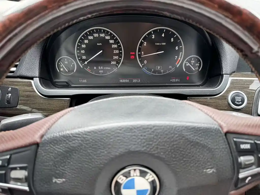 BMW 7 Series — миниатюра 11