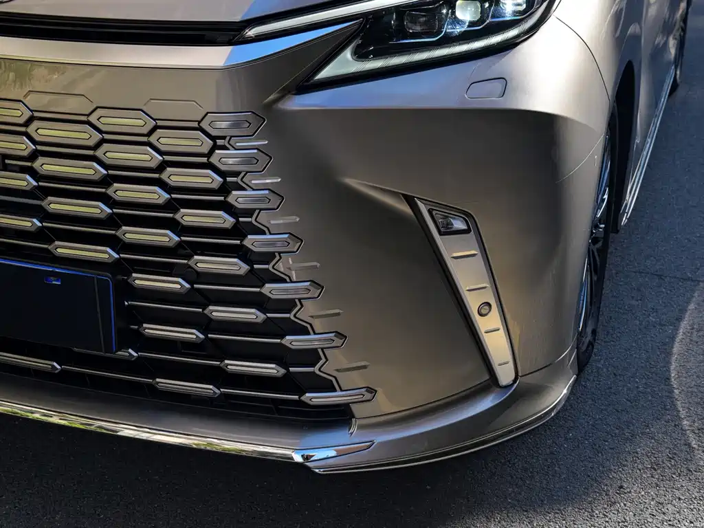 Lexus LM — миниатюра 3