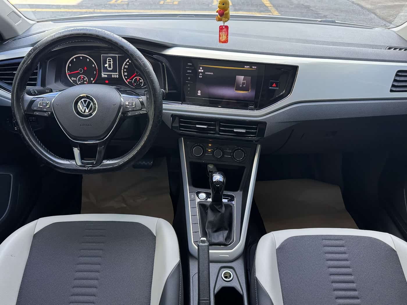 Volkswagen Polo 1.5 л 2022 г. Белый, пробег 25000 км