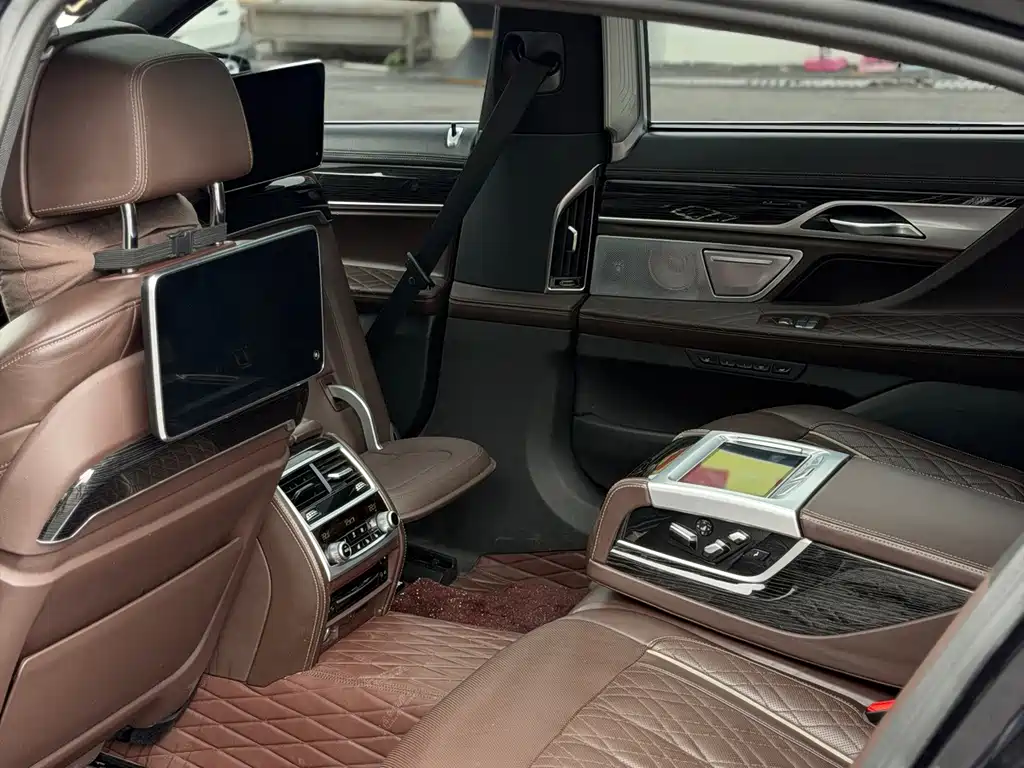 BMW 7 Series — миниатюра 6