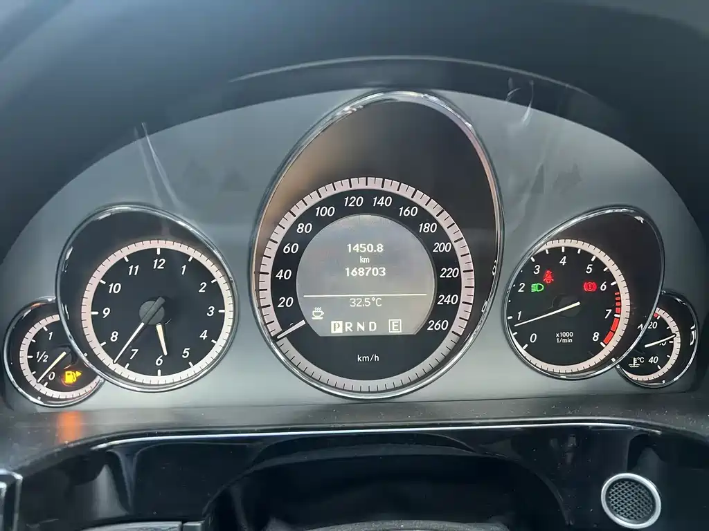 Mercedes-Benz E-Class — миниатюра 11