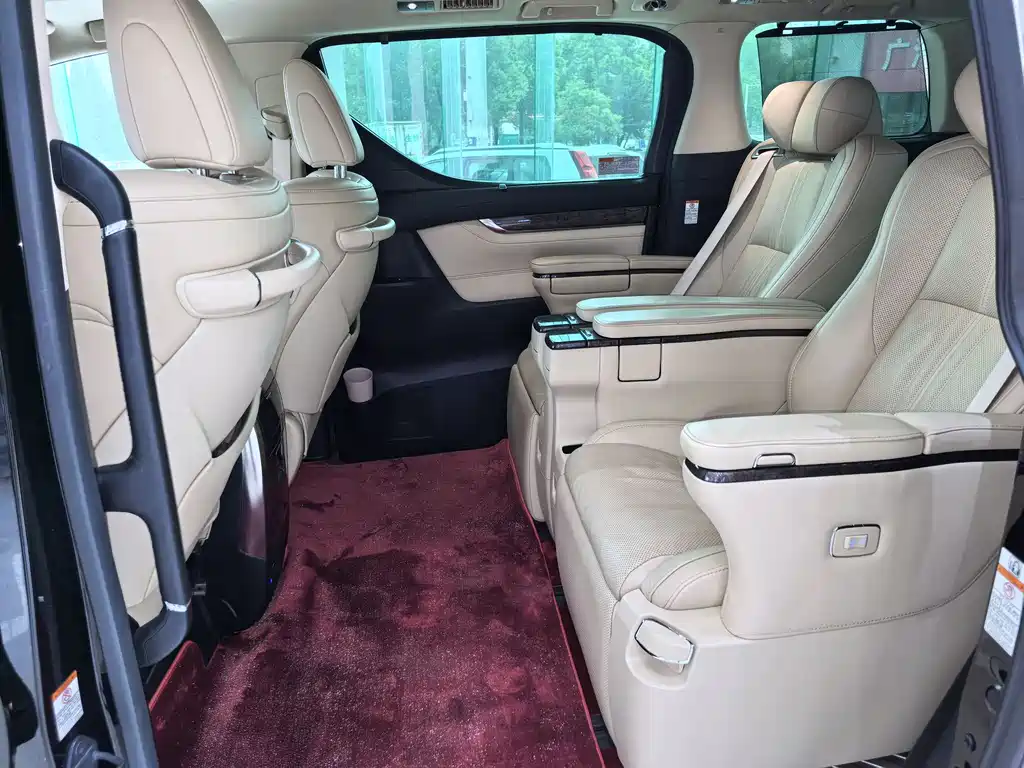 Toyota Alphard - фото 9