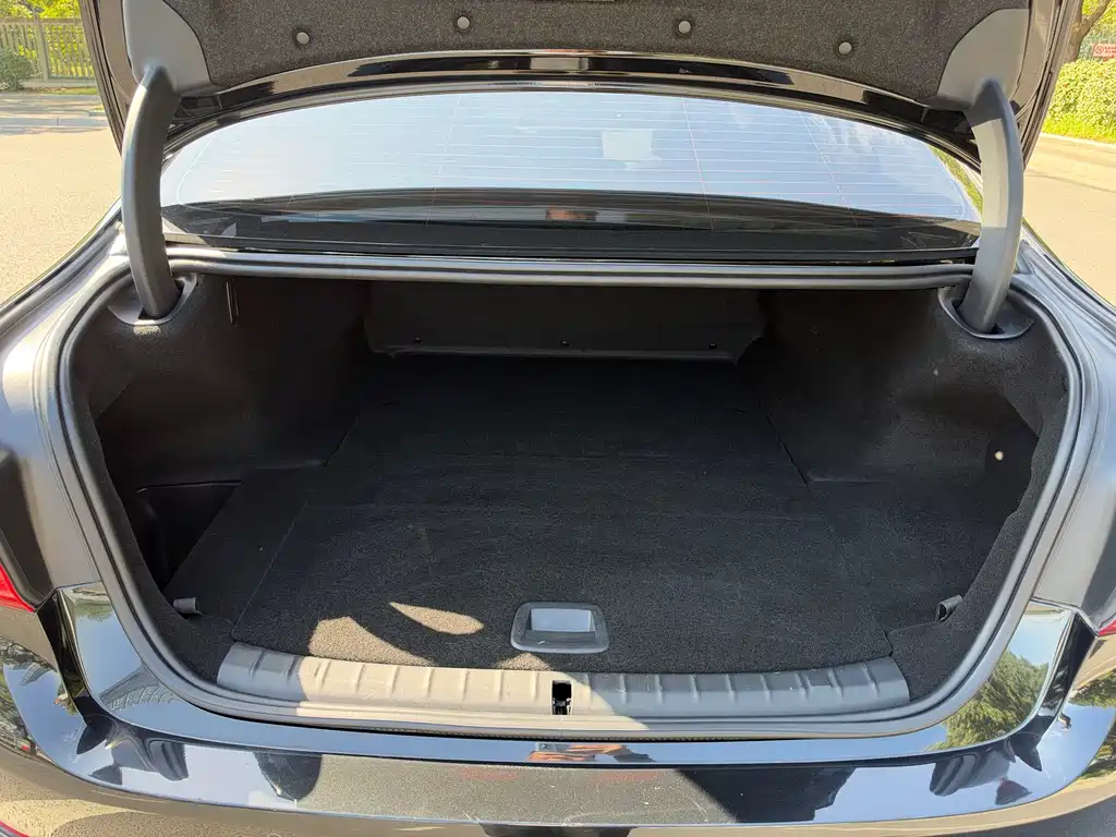 BMW 5 Series New Energy — миниатюра 21