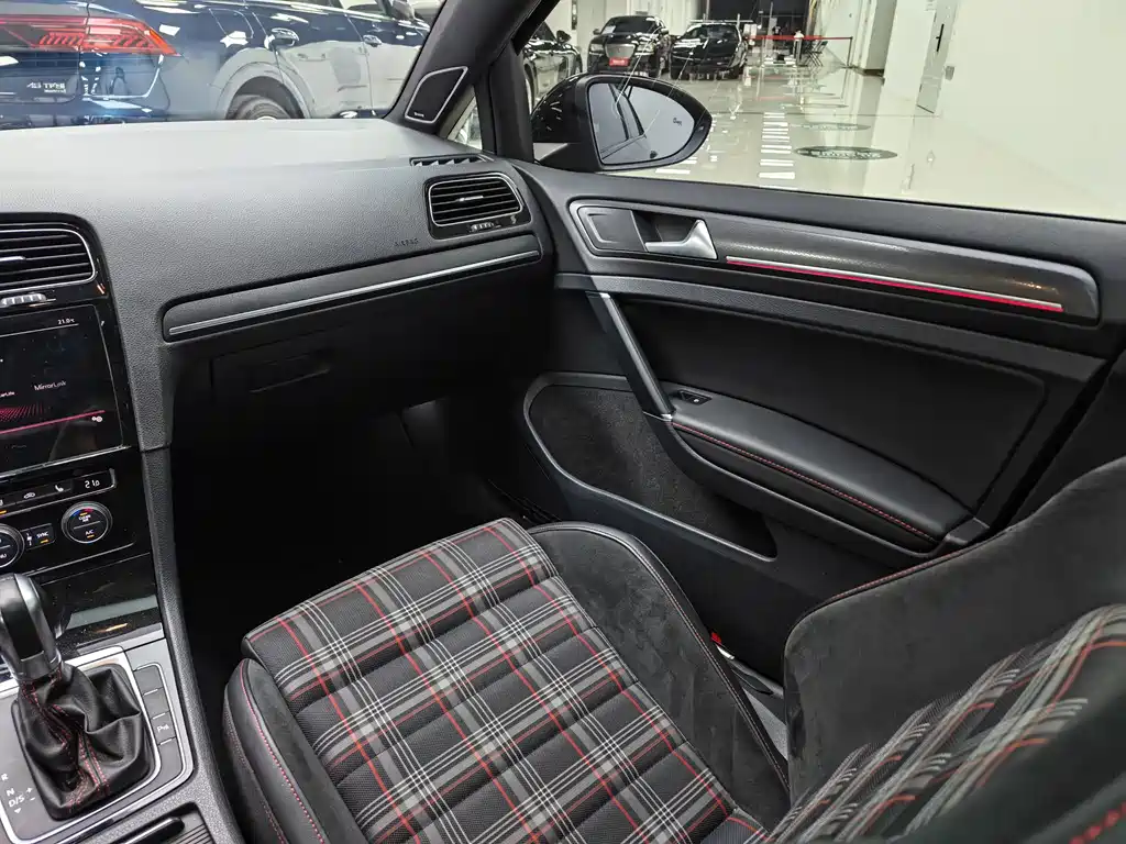 Volkswagen Golf GTI — миниатюра 11