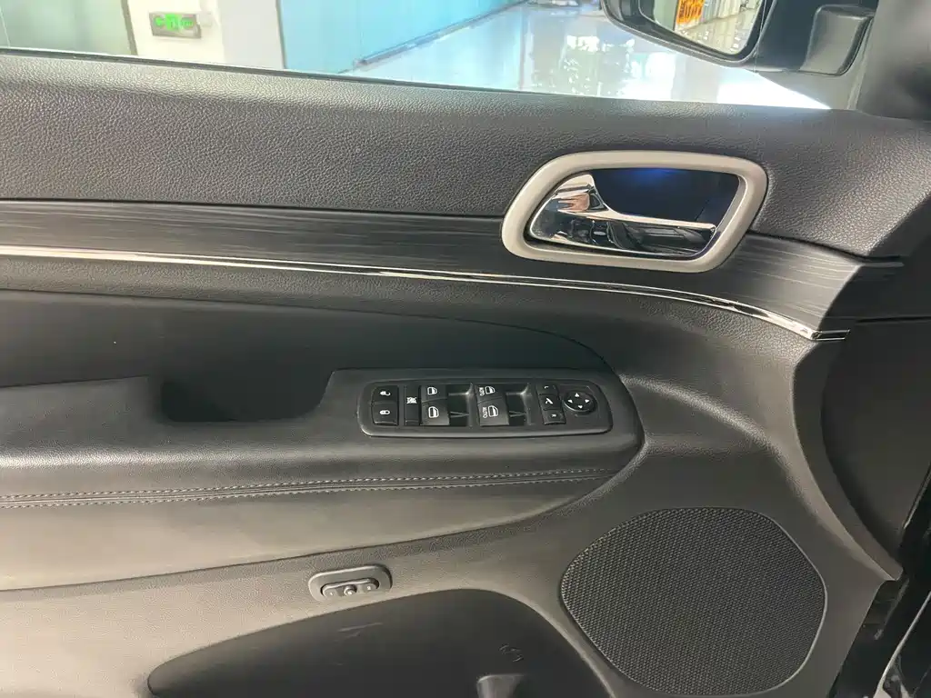 Jeep Grand Cherokee (Import) — миниатюра 7
