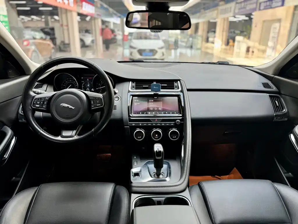 Jaguar E-PACE — миниатюра 13