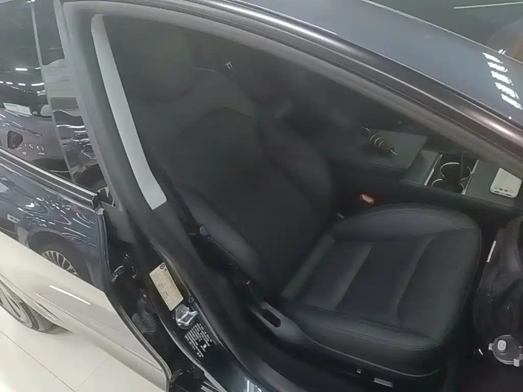 Tesla Model 3 — миниатюра 25