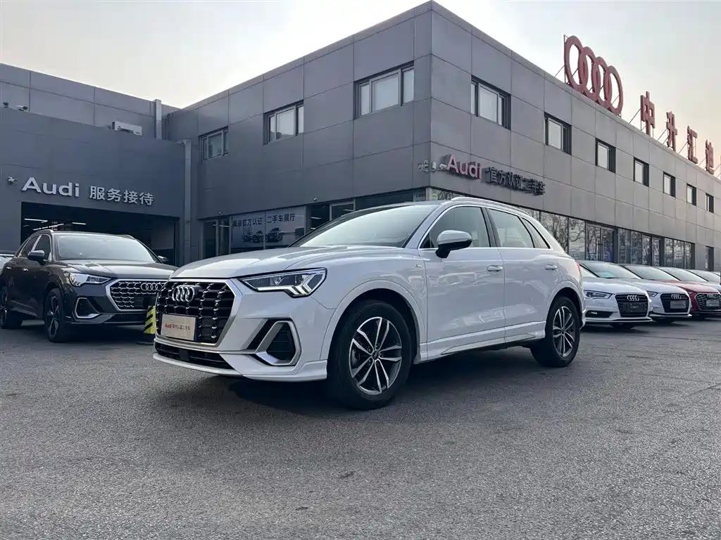 AUDI Q3