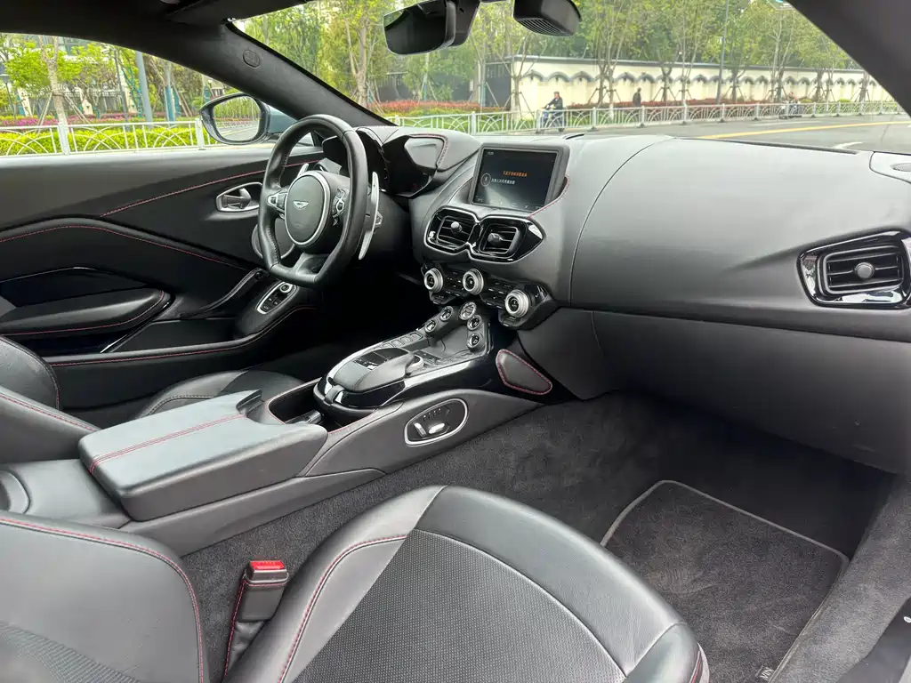 Aston Martin V8 Vantage 2018 4.0T V8 Coupe