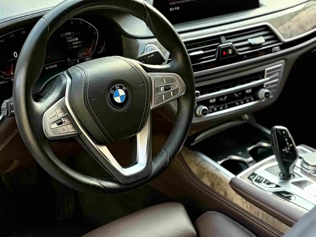 BMW 7 Series — миниатюра 13