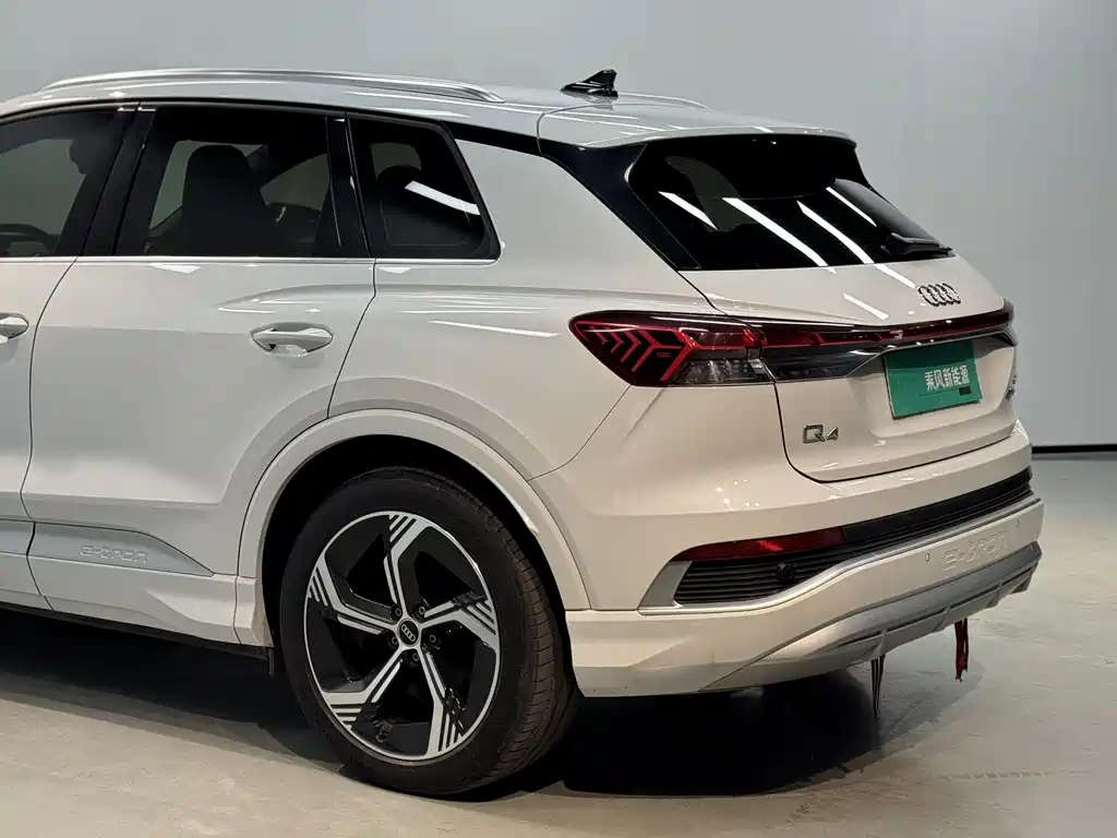 AUDI Q4 E TRON