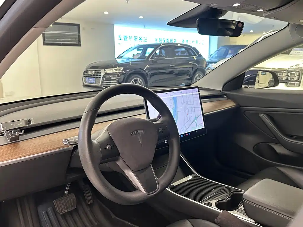 Tesla Model 3 — миниатюра 10