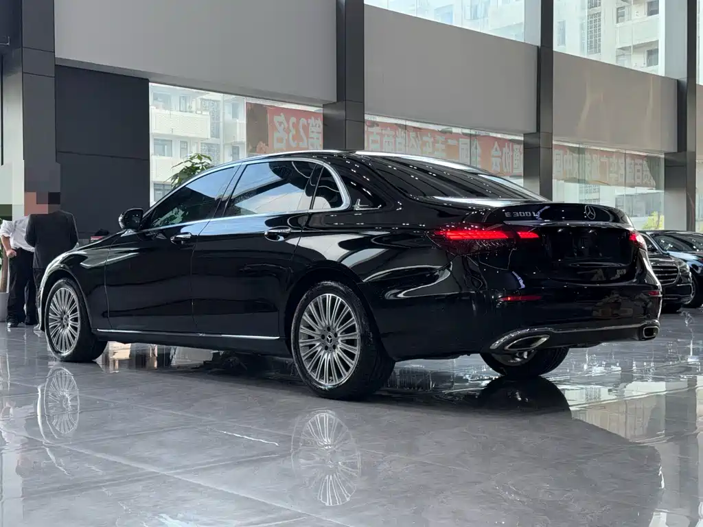 Mercedes-Benz E-Class — миниатюра 8