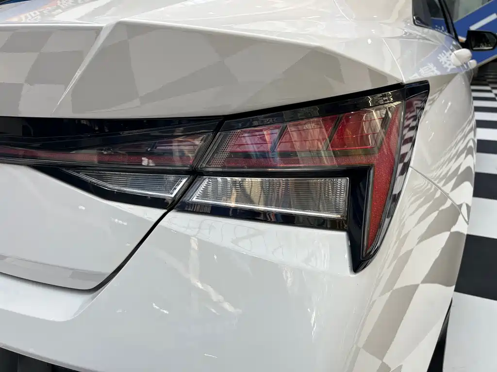 Hyundai Elantra — миниатюра 12
