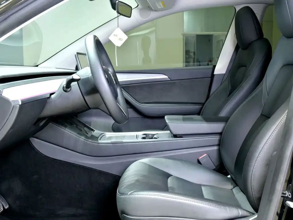 Tesla Model Y — миниатюра 5