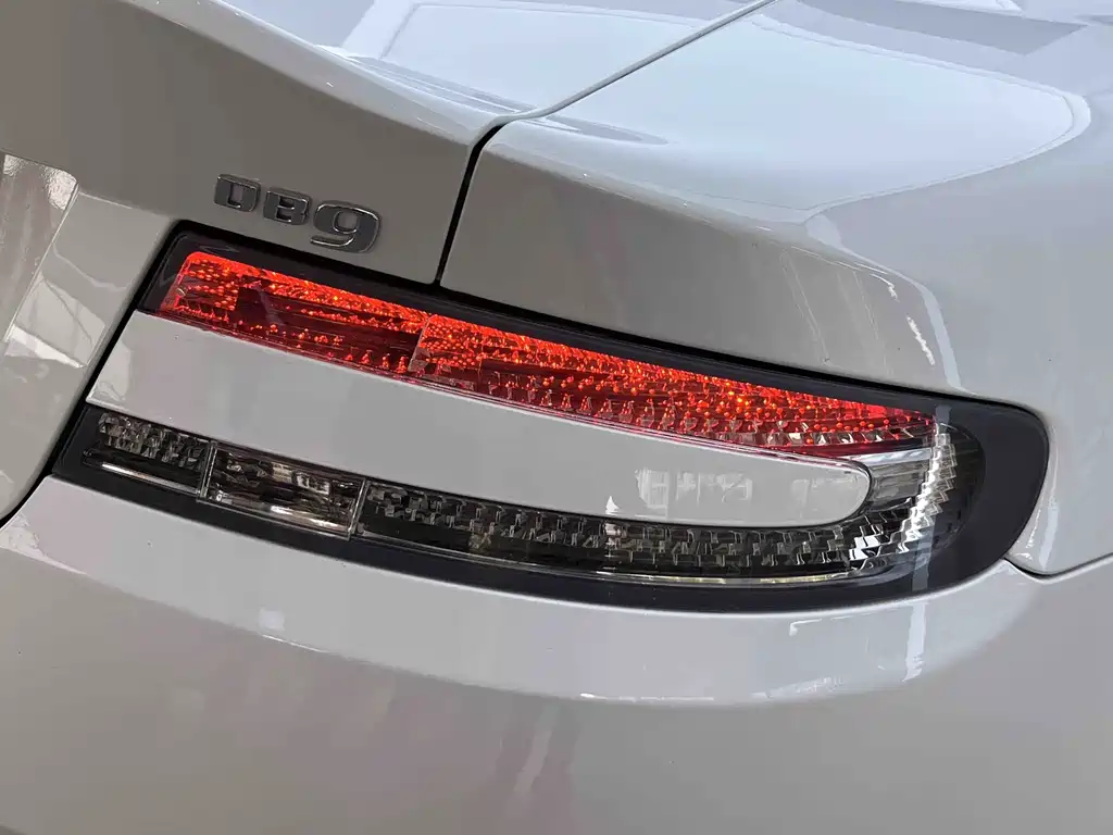 Aston Martin DB9 — миниатюра 18
