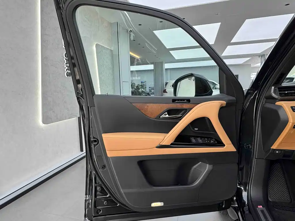 Lexus LX 2025 700h