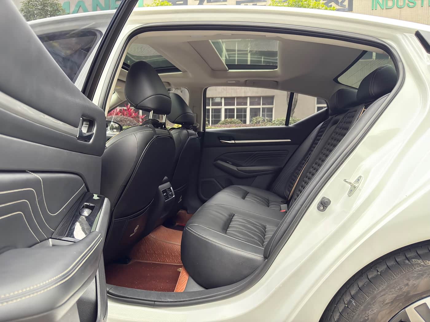 Nissan Teana 2.0 л 2023 г. Белый, пробег 20000 км