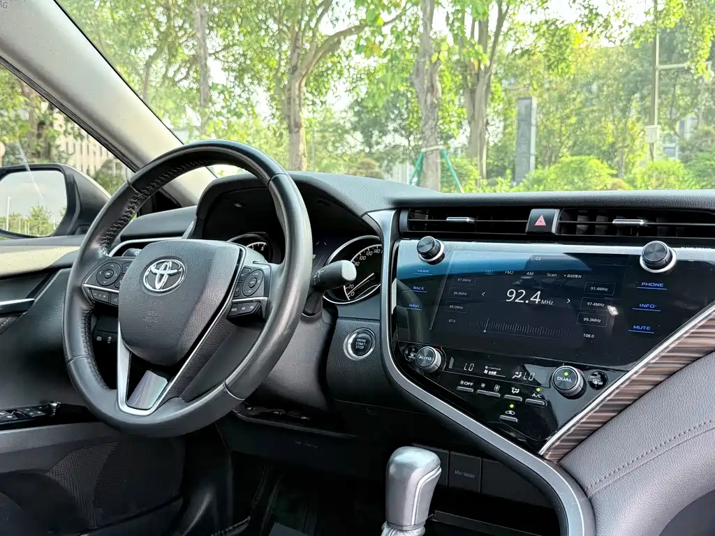 Toyota Camry — миниатюра 12