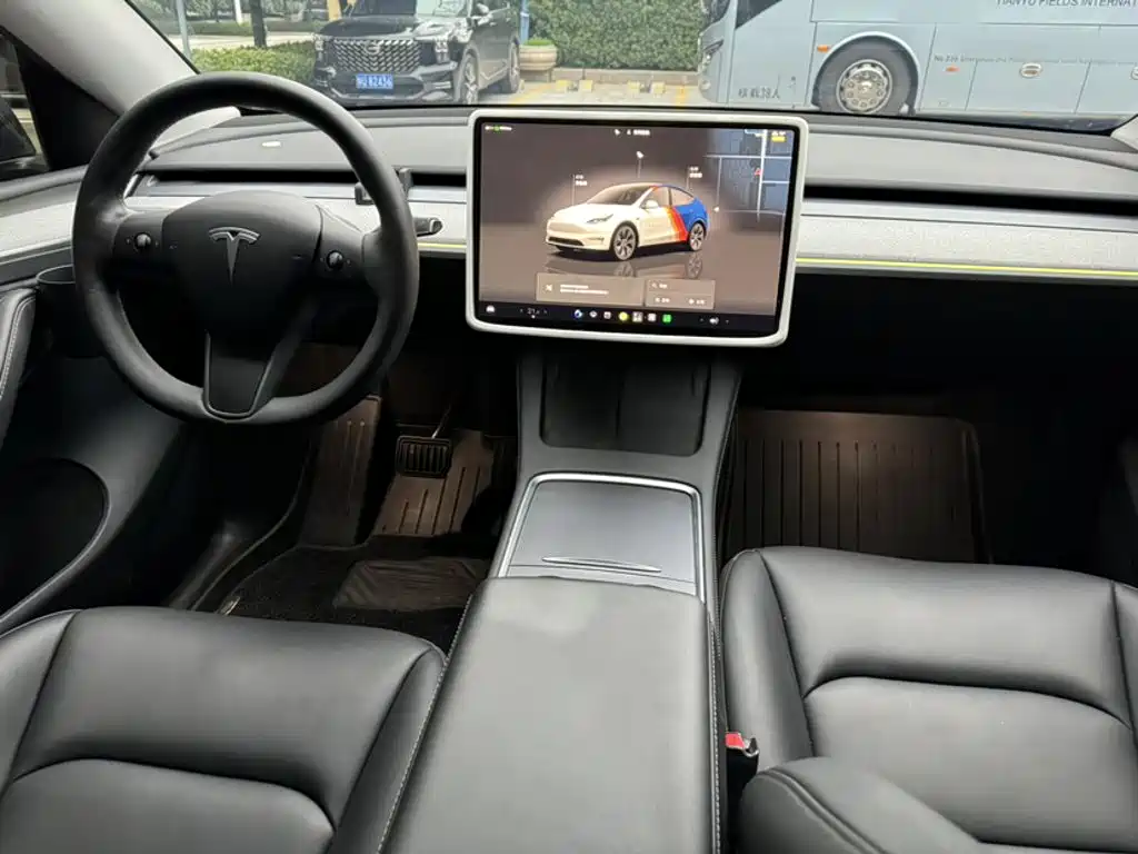 Tesla Model Y — миниатюра 9