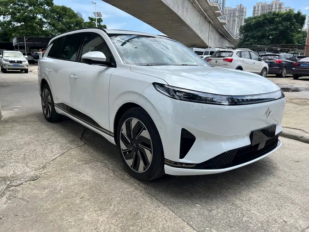 Dongfeng eπ008 2025 210Ultra 6 мест