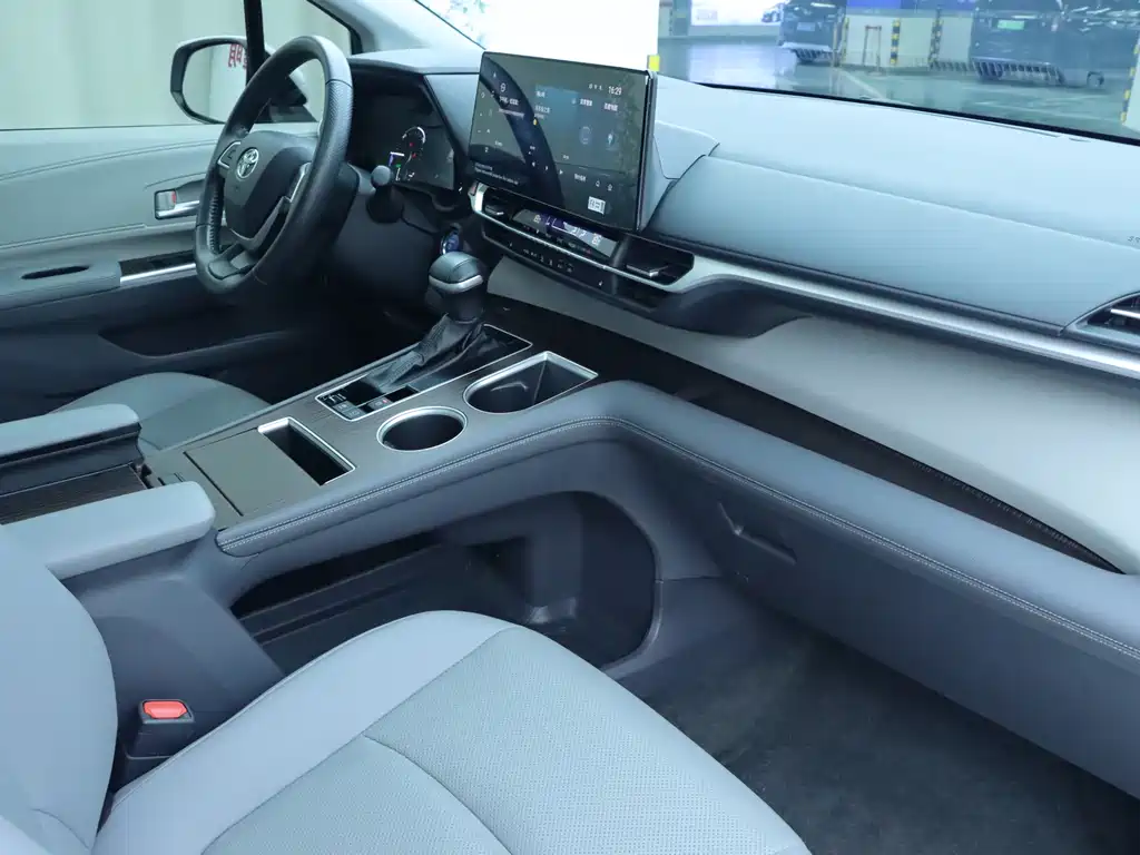 Toyota Granvia 2023 2.5L Luxury PLUS