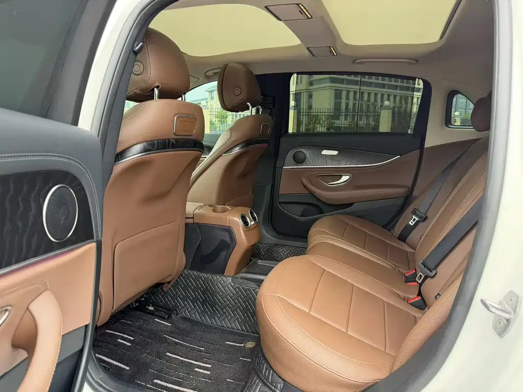 Mercedes-Benz E-Class — миниатюра 7
