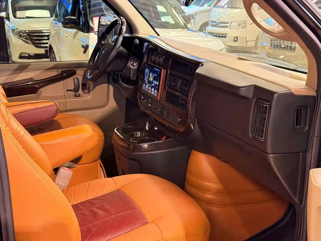 GMC Savana — миниатюра 12