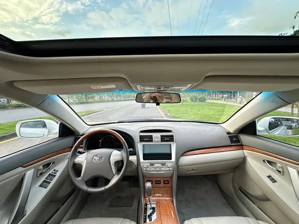 Toyota Camry — миниатюра 5