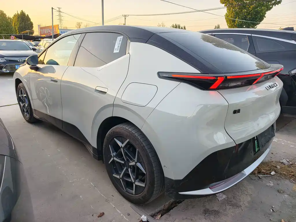 Lynk & Co 20 — миниатюра 9