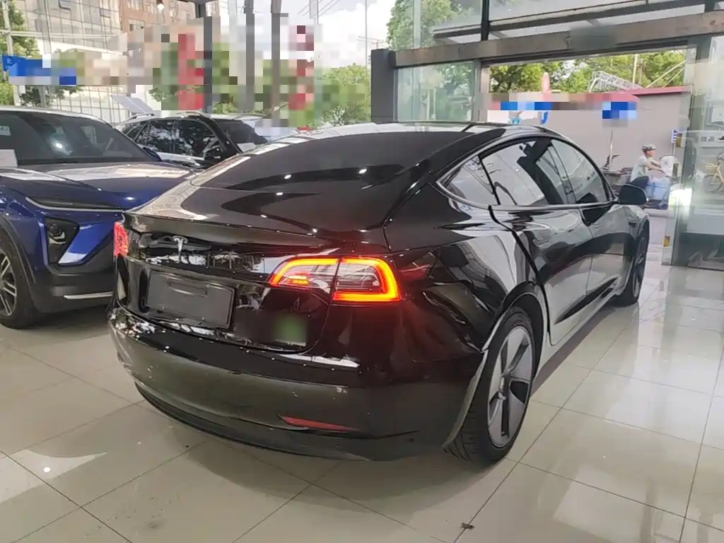 Tesla Model 3 — миниатюра 7