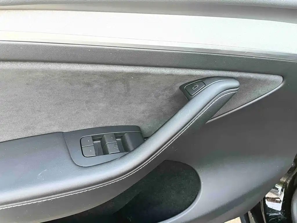 Tesla Model Y — миниатюра 8