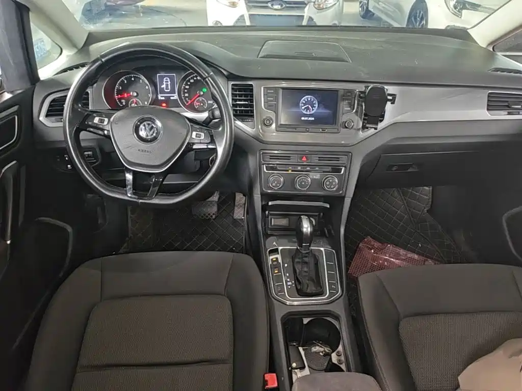 Volkswagen Golf · 2016 230TSI AT