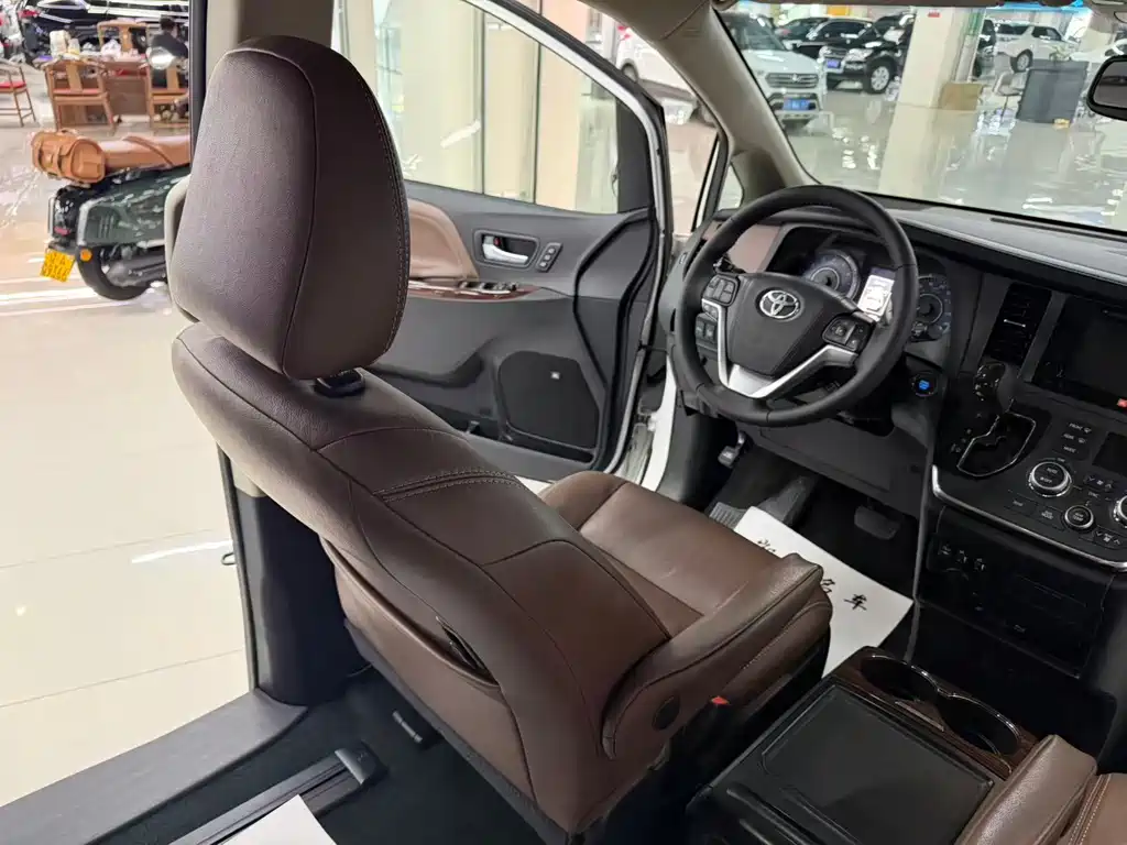Toyota Sienna — миниатюра 6