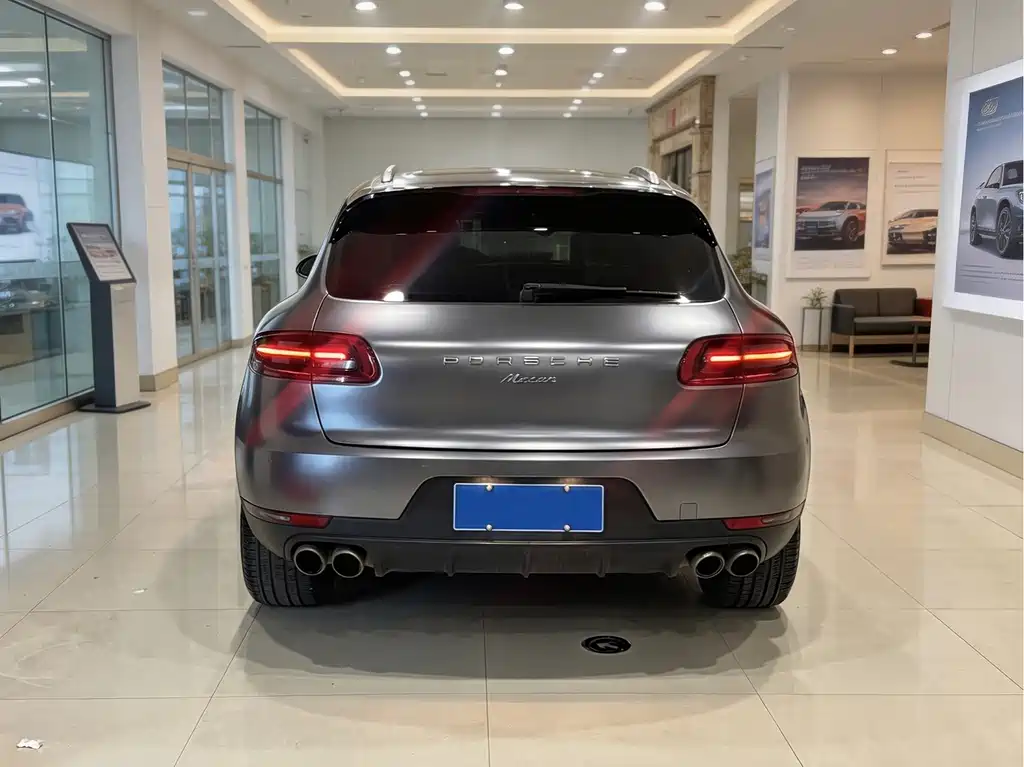 PORSCHE MACAN