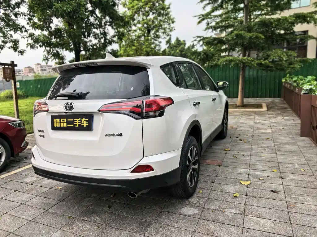 Toyota RAV4 — миниатюра 10