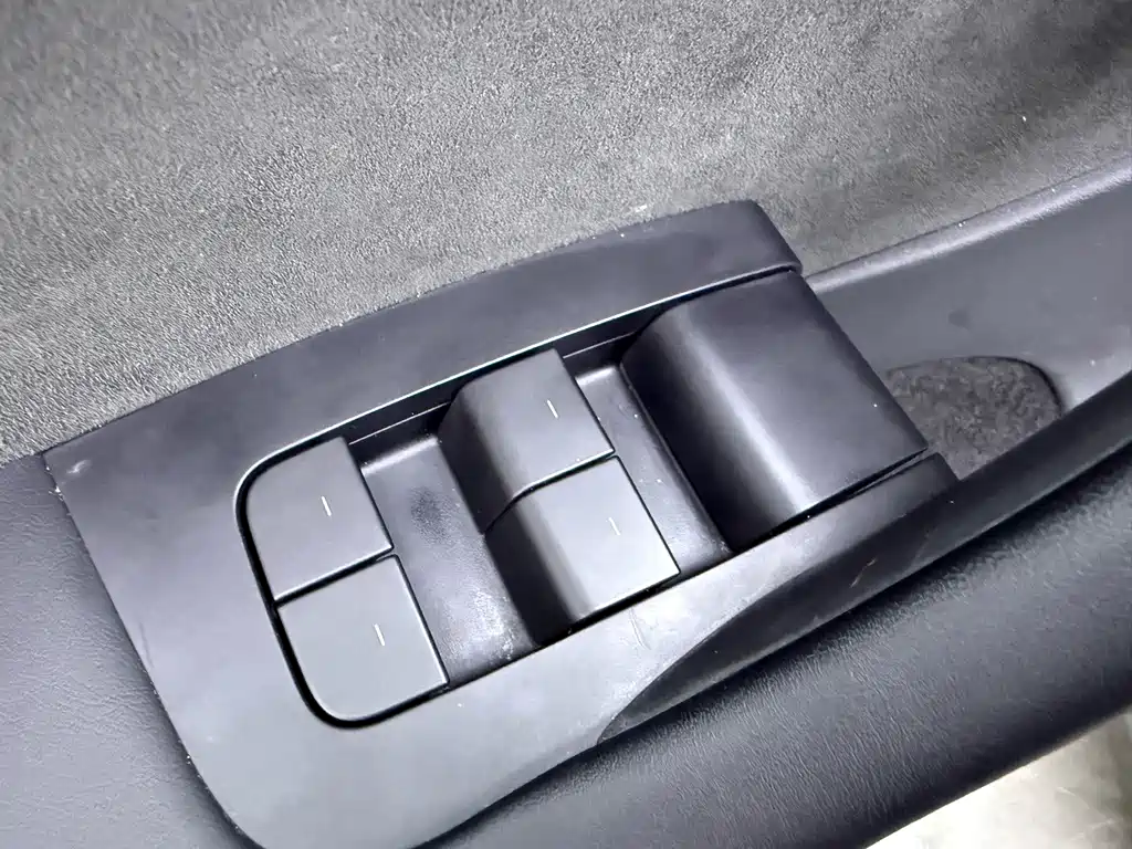 Tesla Model Y — миниатюра 16