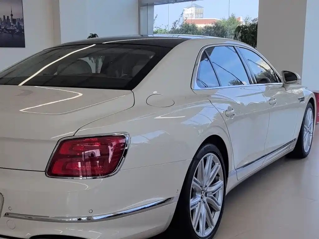 Bentley Flying Spur PHEV — миниатюра 12
