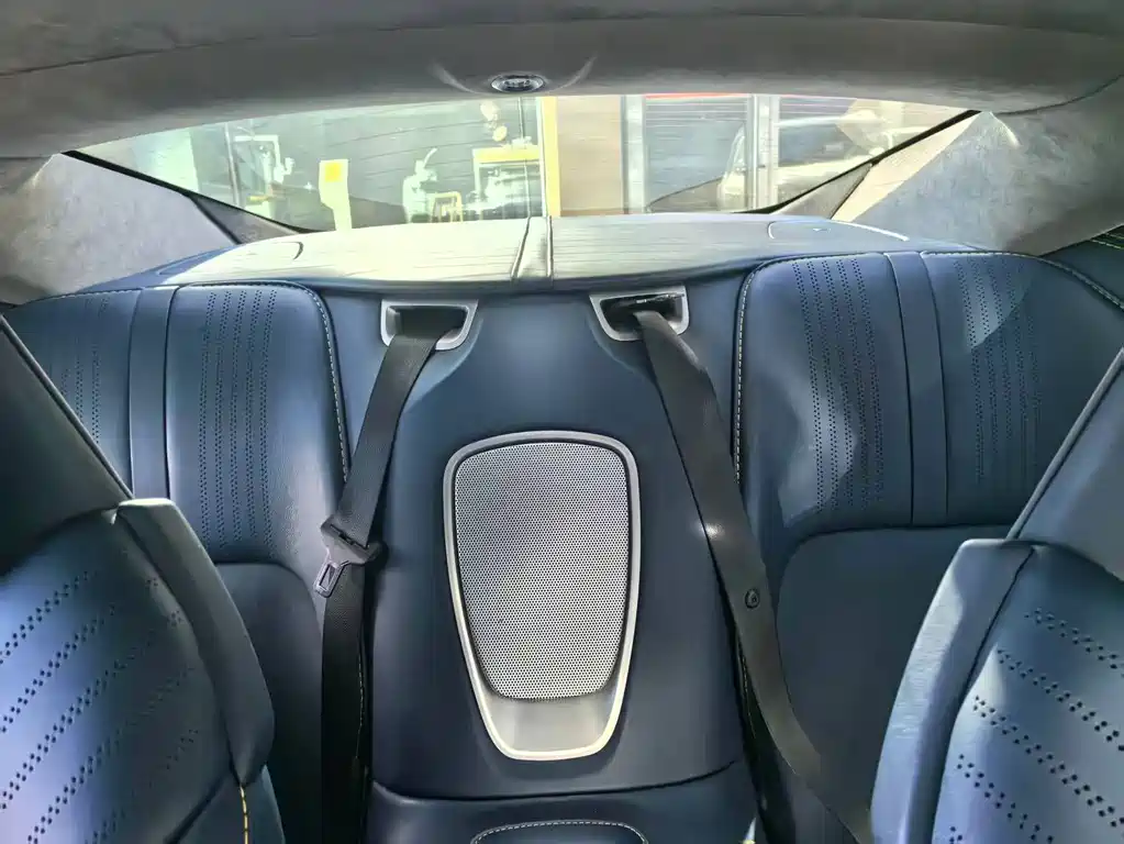 Aston Martin DB11 — миниатюра 9