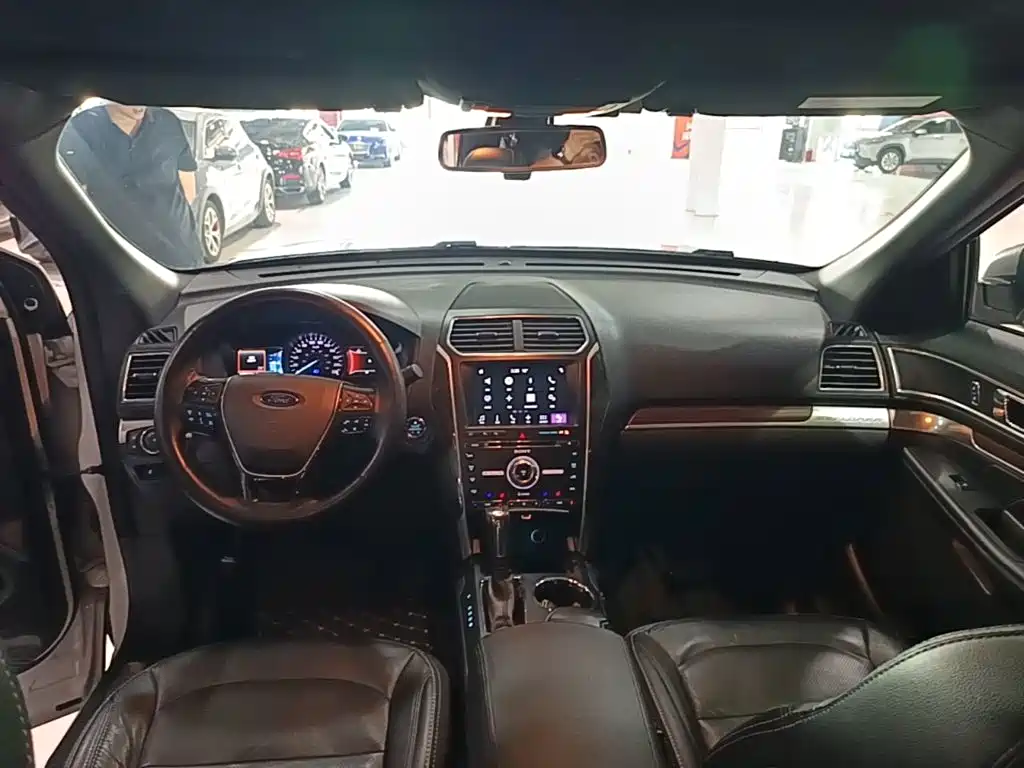 Ford Explorer (Import) — миниатюра 10