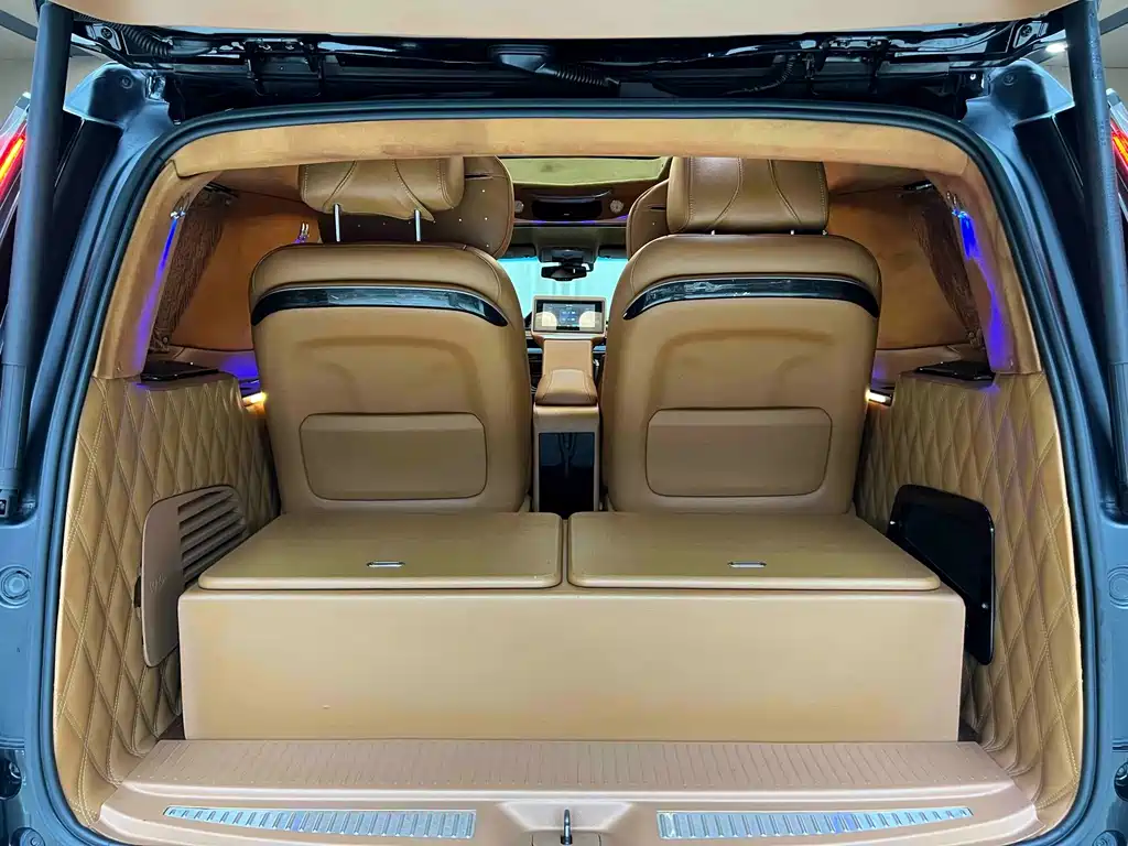 Cadillac Escalade — миниатюра 7