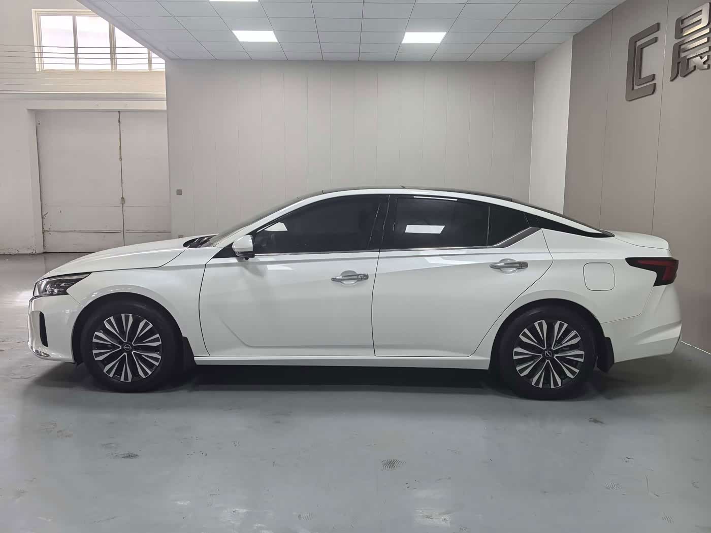Nissan Teana 2.0 л 2023 г. Белый, пробег 22000 км