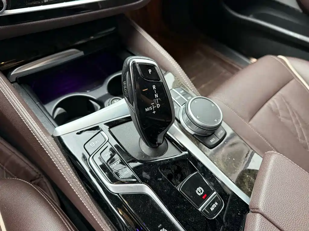 BMW 5 Series — миниатюра 13