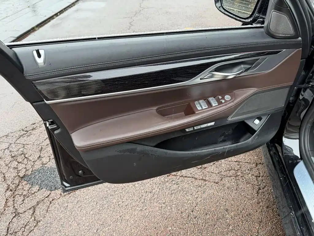 BMW 7 Series — миниатюра 6