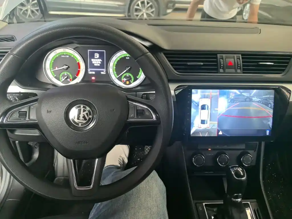 Skoda Superb — миниатюра 10