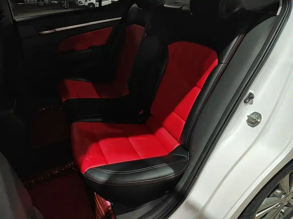 Hyundai Elantra — миниатюра 17