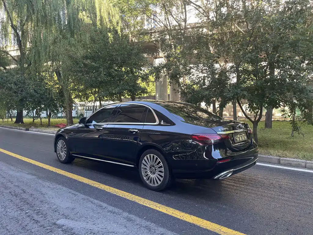 Mercedes-Benz E-Class — миниатюра 5